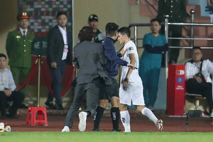 HLV Gong Oh Kyun mất b&igrave;nh tĩnh, x&ocirc; x&aacute;t với cầu thủ Nam Định