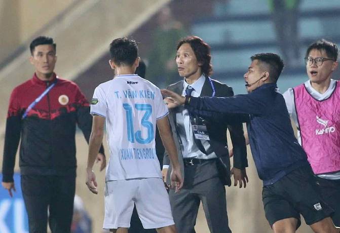 Văn Ki&ecirc;n xin lỗi HLV Gong Oh-kyun