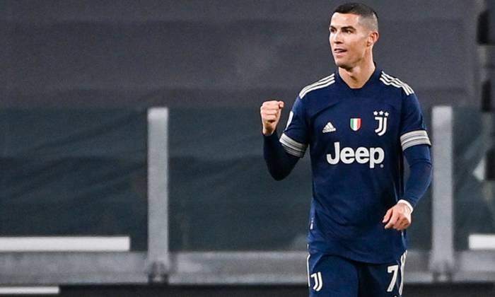 Cristiano Ronaldo trở th&agrave;nh cầu thủ ghi b&agrave;n nhiều nhất lịch sử