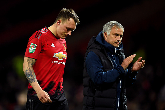 Phil Jones chỉ tr&iacute;ch thậm tệ thầy cũ Mourinho