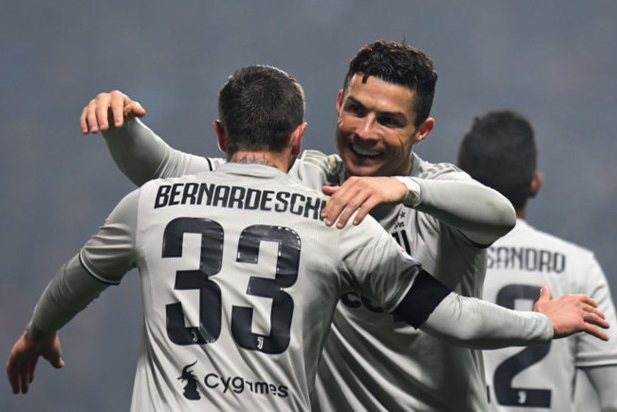 Chiếc gi&agrave;y v&agrave;ng ch&acirc;u &Acirc;u: Ronaldo sắp bắt kịp Messi