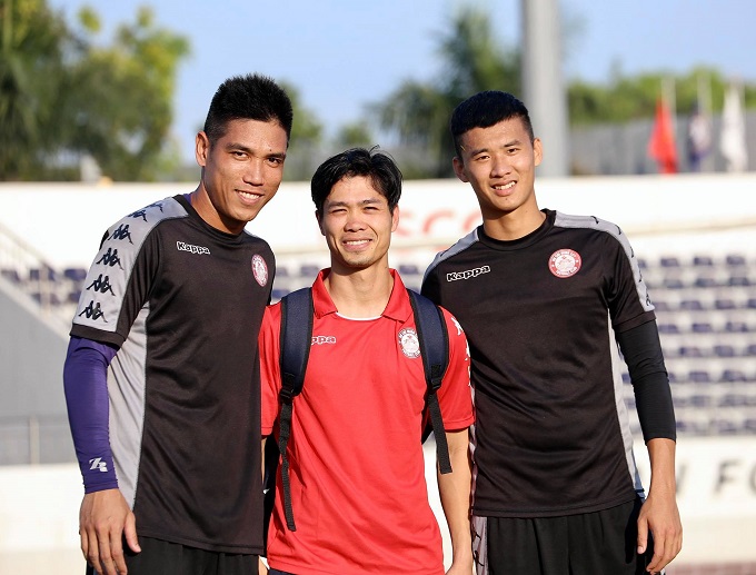 C&ocirc;ng Phượng g&aacute;nh h&agrave;ng c&ocirc;ng của TP.HCM ở trận mở m&agrave;n AFC Cup