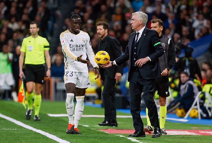 HLV Ancelotti vẫn lo mất chức v&ocirc; địch La Liga d&ugrave; Real Madrid thắng 'chung kết sớm'