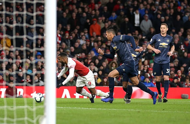 Arsenal 2-0 MU: Trọng t&agrave;i sai lầm khi thổi 11m cho Ph&aacute;o thủ?
