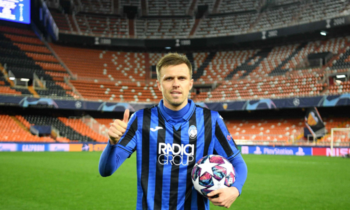 Josip Ilicic s&aacute;nh ngang Cristiano Ronaldo v&agrave; Lionel Messi ở Champions League