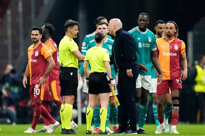 HLV Arne Slot chỉ tr&iacute;ch trọng t&agrave;i sau trận thua sốc của Liverpool