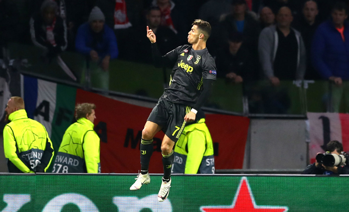 Ronaldo bị tấn c&ocirc;ng khi ăn mừng b&agrave;n thắng