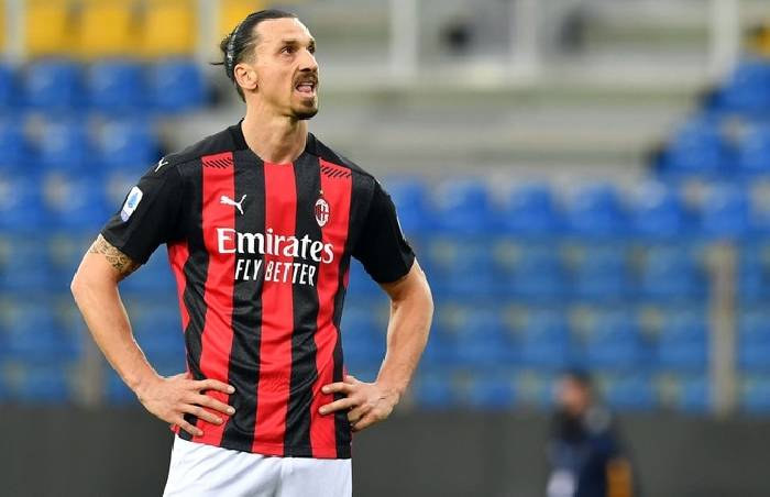 Ibrahimovic d&iacute;nh thẻ đỏ v&igrave; x&uacute;c phạm trọng t&agrave;i