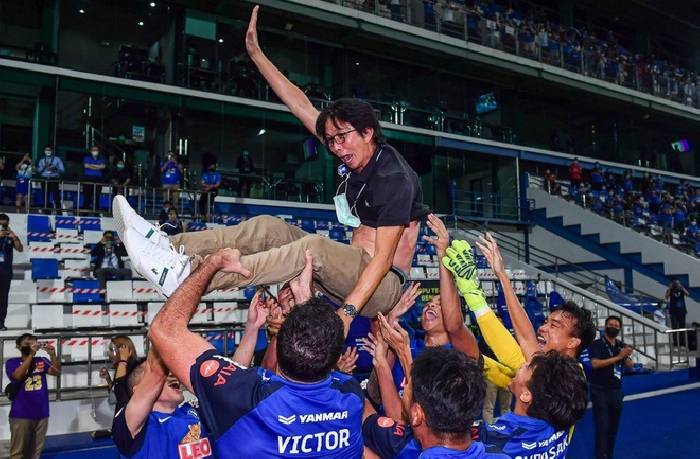 TP.HCM trả lương gấp đ&ocirc;i để thuyết phục HLV Dusit Chalermsan