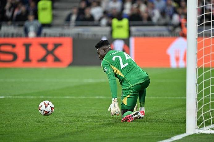 CĐV MU đ&ograve;i đuổi Onana, mua lại De Gea