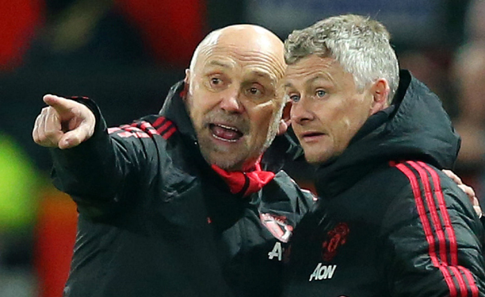 MU ch&iacute;nh thức l&agrave;m s&aacute;ng tỏ tương lai Mike Phelan