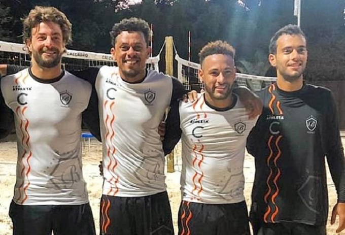 Phớt lờ lệnh tập trung của PSG, Neymar về qu&ecirc; chơi...b&oacute;ng chuyền