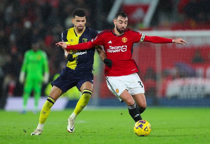 Đội trưởng Man Utd bị tố tẩy thẻ để n&eacute; trận đấu với Liverpool