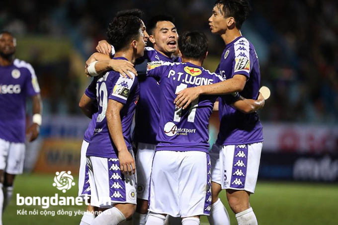 L&aacute;i trưởng H&agrave; Nội cầu mong may mắn tr&ecirc;n đất Singapore