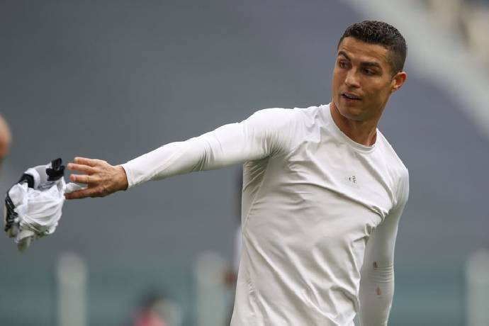 'Ronaldo nổi đi&ecirc;n để tạo th&ecirc;m cơ hội cho mọi người l&agrave;m từ thiện'
