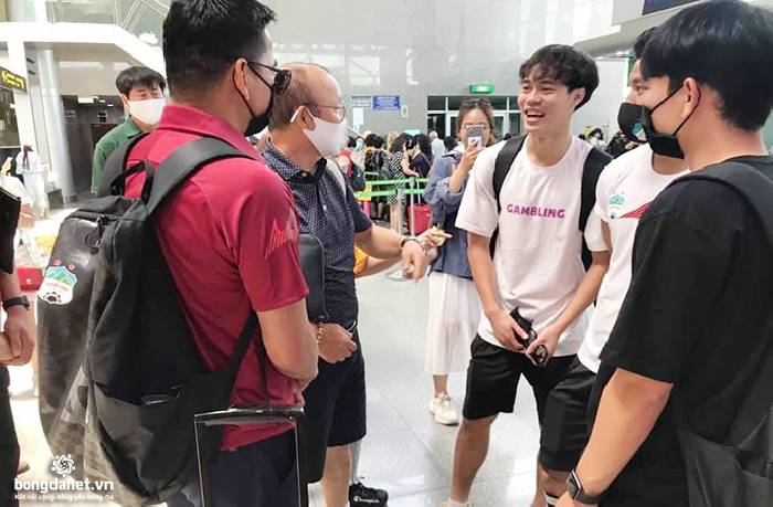 HLV Pak Hang Seo lần đầu xem HAGL đ&aacute; V-League 2021 tr&ecirc;n s&acirc;n nh&agrave;