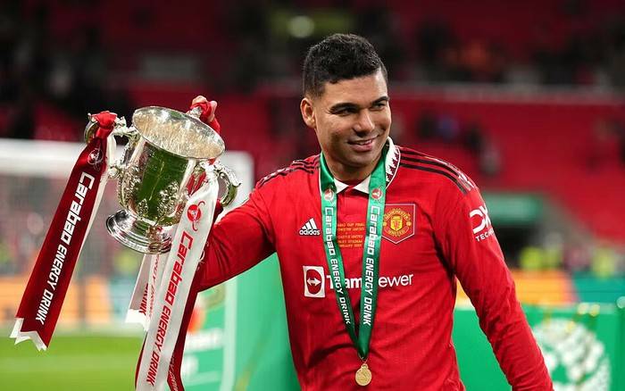 Cựu sao Liverpool ch&ecirc; Casemiro dưới tầm tr&ograve; cưng của Pep Guardiola
