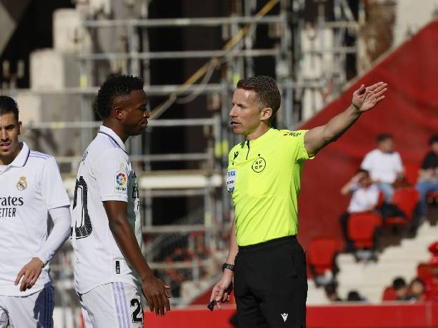 Trọng t&agrave;i 4 lần đưa ra quyết định c&oacute; lợi cho Real Madrid