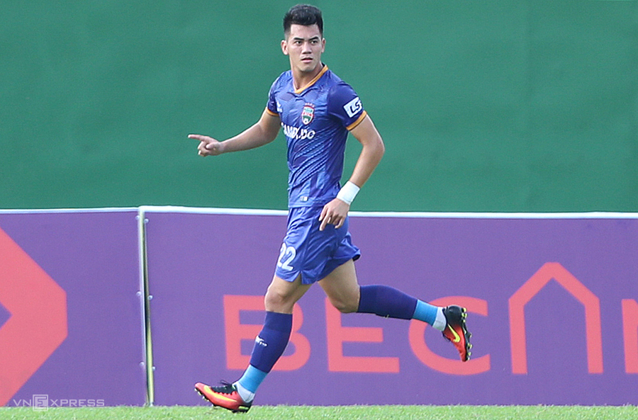 Tiến Linh n&eacute;n đau ra s&acirc;n, ghi b&agrave;n g&acirc;y ấn tượng HLV Park Hang-seo