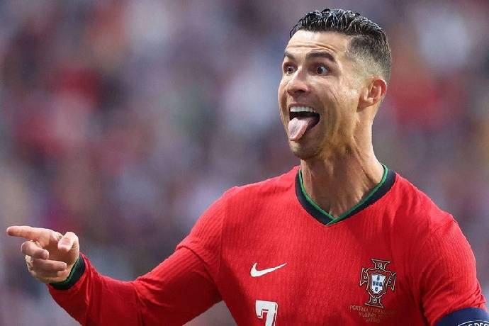 Ronaldo lập cột mốc đặc biệt khi tỏa s&aacute;ng gi&uacute;p Bồ Đ&agrave;o Nha chiến thắng