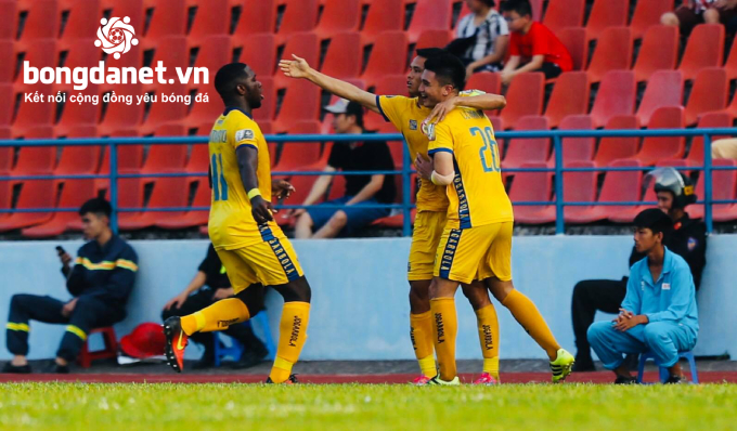 Thanh H&oacute;a 2-0 SLNA: Xứ Thanh nối d&agrave;i mạch bất bại