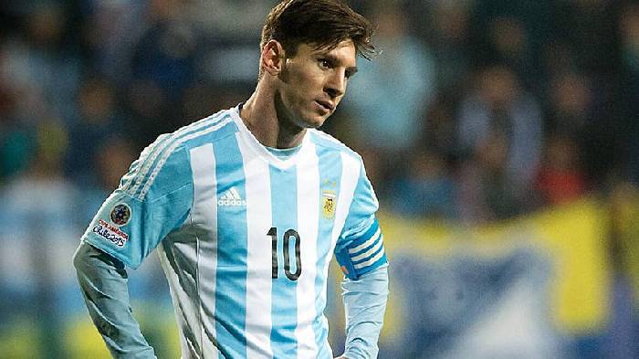 C&aacute;i đầu gối 'biến dạng' của Messi khiến NHM v&ocirc; c&ugrave;ng lo lắng