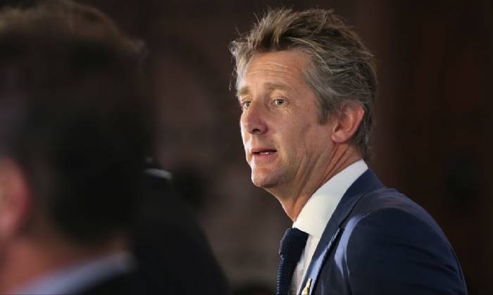 R&otilde;  t&igrave;nh trạng của huyền thoại Van der Sar sau khi phải nhập viện khẩn cấp