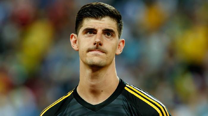 Courtois nghỉ hết m&ugrave;a, Real vội v&atilde; ch&egrave;o k&eacute;o huyền thoại M.U