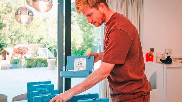 De Bruyne chơi lớn, chi hơn 4 tỷ 'kiến tạo' qu&agrave; xa xỉ tặng đồng đội