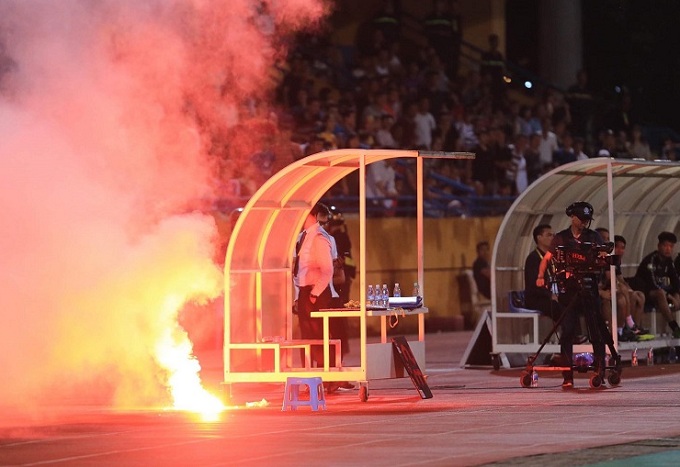 Sếp lớn CLB Nam Định l&ecirc;n tiếng về sự cố ph&aacute;o s&aacute;ng tr&ecirc;n s&acirc;n H&agrave;ng Đẫy