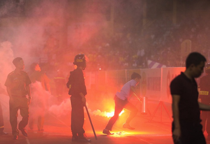 Sau sự cố ph&aacute;o s&aacute;ng, s&acirc;n H&agrave;ng Đẫy c&oacute; thể bị 'treo' đến hết m&ugrave;a giải