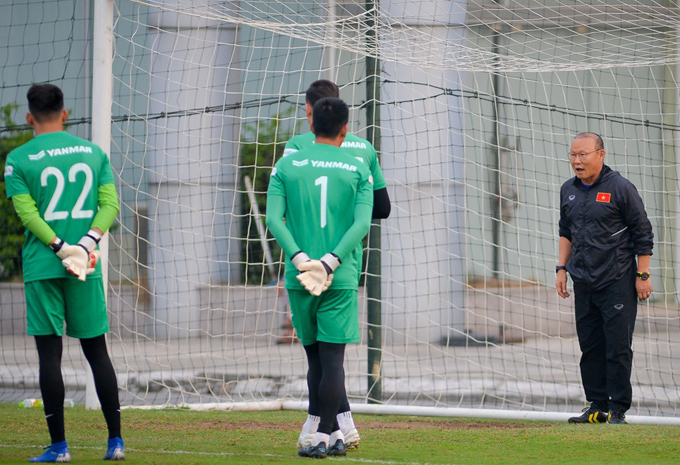 Tin đội tuyển b&oacute;ng đ&aacute; Việt Nam ng&agrave;y 12/11: HLV Park Hang-seo uốn nắn Văn L&acirc;m