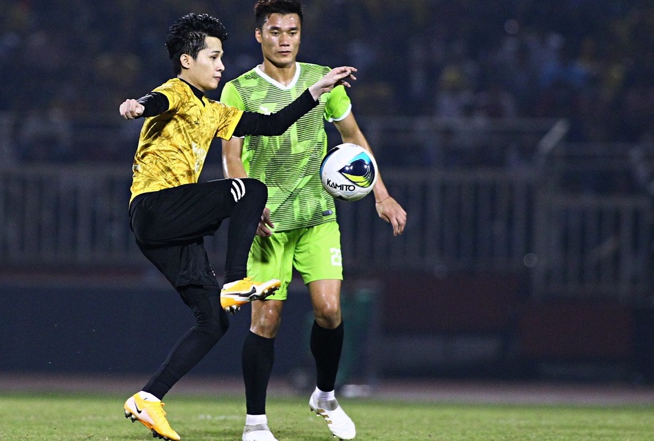 Dũng 'g&ocirc;n' đ&aacute; hộ c&ocirc;ng, đối đầu tiền đạo Jack 'Hải đường'