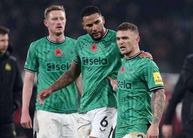 Newcastle thảm bại, cầu thủ 'combat' với CĐV nh&agrave;