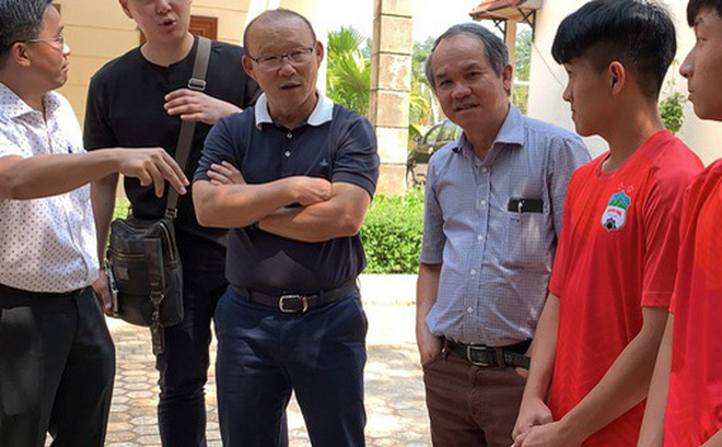 Bầu Đức lặn lội sang H&agrave;n Quốc để cảm ơn HLV Park Hang Seo