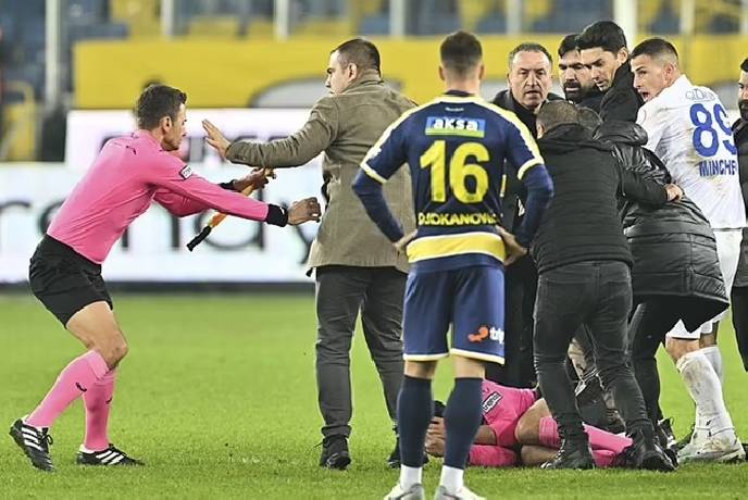 CỰC SỐC! Chủ tịch hạ knock-out trọng t&agrave;i ngay tr&ecirc;n s&acirc;n