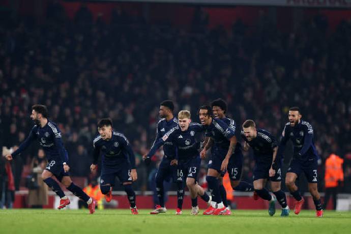Chơi thiếu người, MU đ&aacute;nh bại Arsenal ở loạt s&uacute;t lu&acirc;n lưu c&acirc;n n&atilde;o