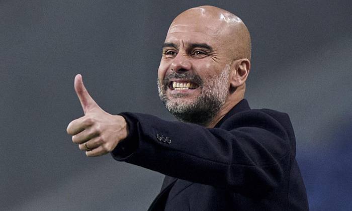 Pep Guardiola s&aacute;nh ngang Juergen Klopp ở Ngoại hạng Anh