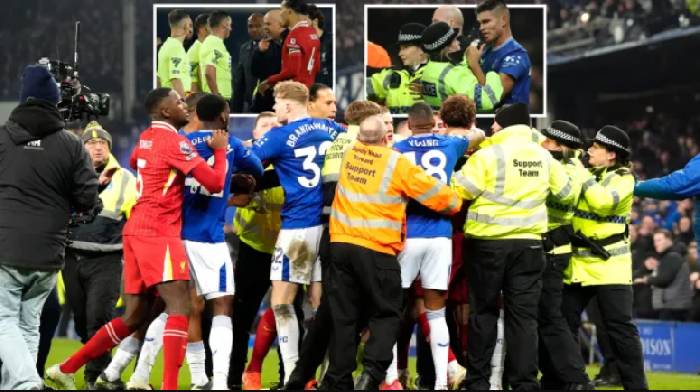Ẩu đả ở trận Everton vs Liverpool, cảnh s&aacute;t can thiệp, HLV Arne Slot bị đuổi