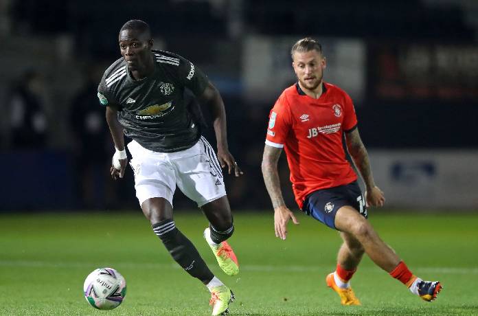 MU đ&agrave;m ph&aacute;n gia hạn hợp đồng với 'si&ecirc;u bệnh binh'