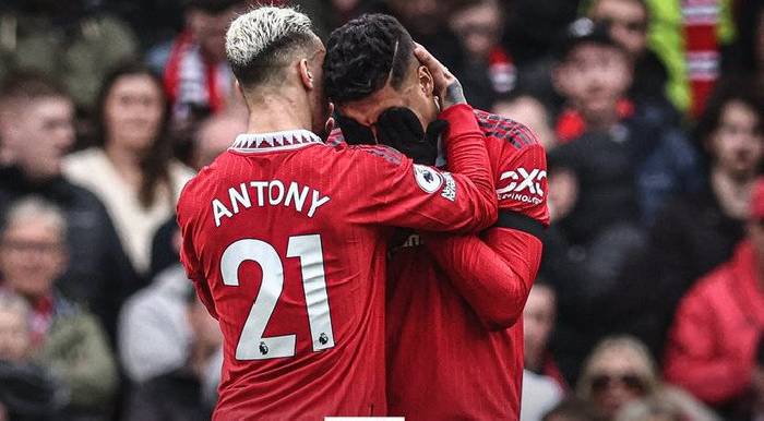 Casemiro bật kh&oacute;c v&igrave; nhận thẻ đỏ trực tiếp thứ 2 trong sự nghiệp