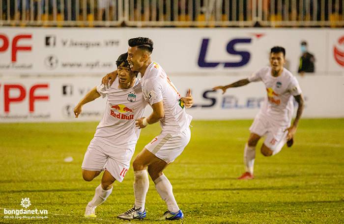 C&ocirc;ng Phượng đối mặt &aacute;n phạt nguội