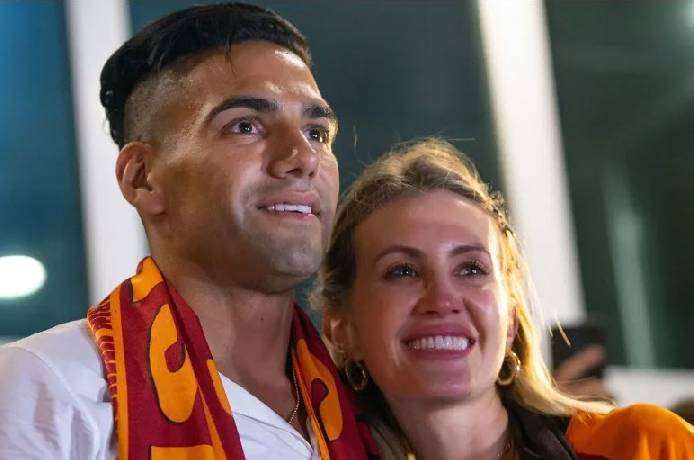 Falcao tươi cười b&ecirc;n vợ sau chấn thương vỡ xương mặt