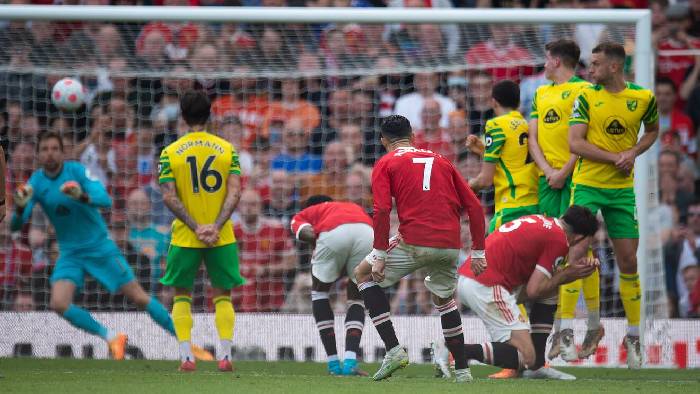 Huyền thoại Man City: 'Ronaldo s&uacute;t phạt c&oacute; ra c&aacute;i g&igrave; đ&acirc;u, to&agrave;n l&agrave; ăn may'