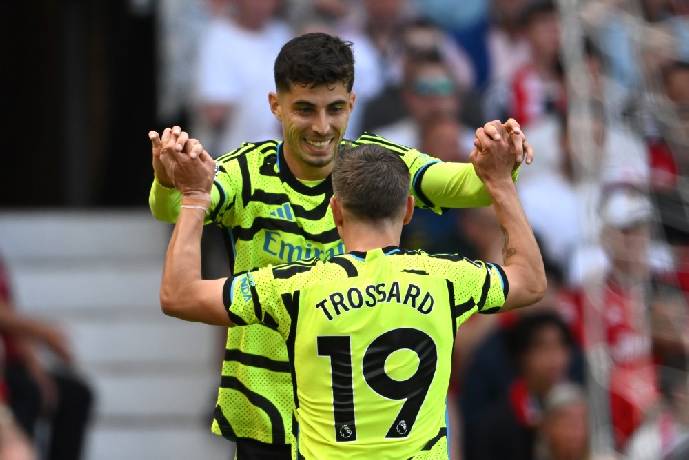 Đ&aacute;nh bại MU, Arsenal đ&ograve;i lại ng&ocirc;i đầu từ Man City