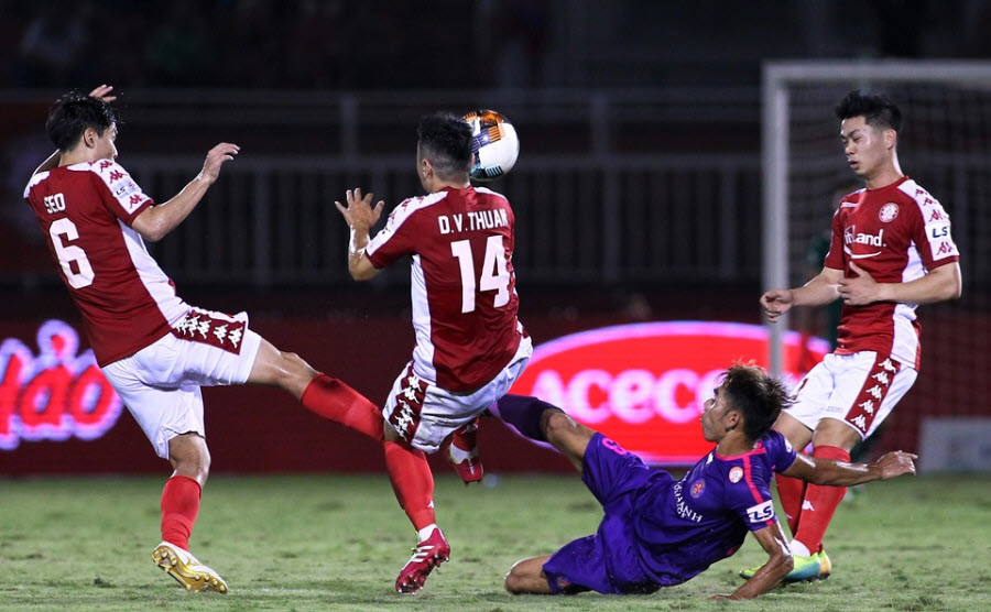 Thầy tr&ograve; C&ocirc;ng Phượng nhận lỗi sau trận thua derby trước S&agrave;i G&ograve;n