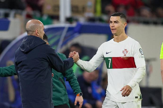 Ronaldo hứa kh&ocirc;ng &lsquo;bật lại' HLV Bồ Đ&agrave;o Nha