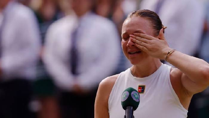 Anisimova kh&oacute;c nấc sau trận thua tủi hổ trước Swiatek: &lsquo;T&ocirc;i như đ&ocirc;ng cứng v&igrave; &aacute;p lực&rsquo;