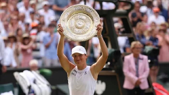 Swiatek thắng hủy diệt 6-0, 6-0 ở chung kết, lần đầu v&ocirc; địch Wimbledon