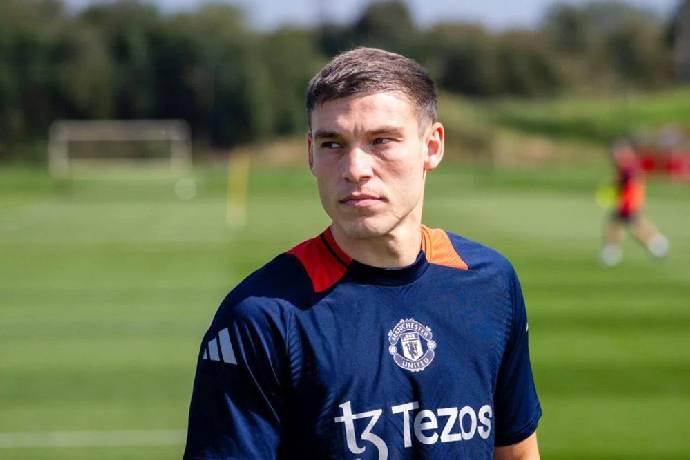 T&acirc;n binh Manuel Ugarte sẵn s&agrave;ng ra mắt MU